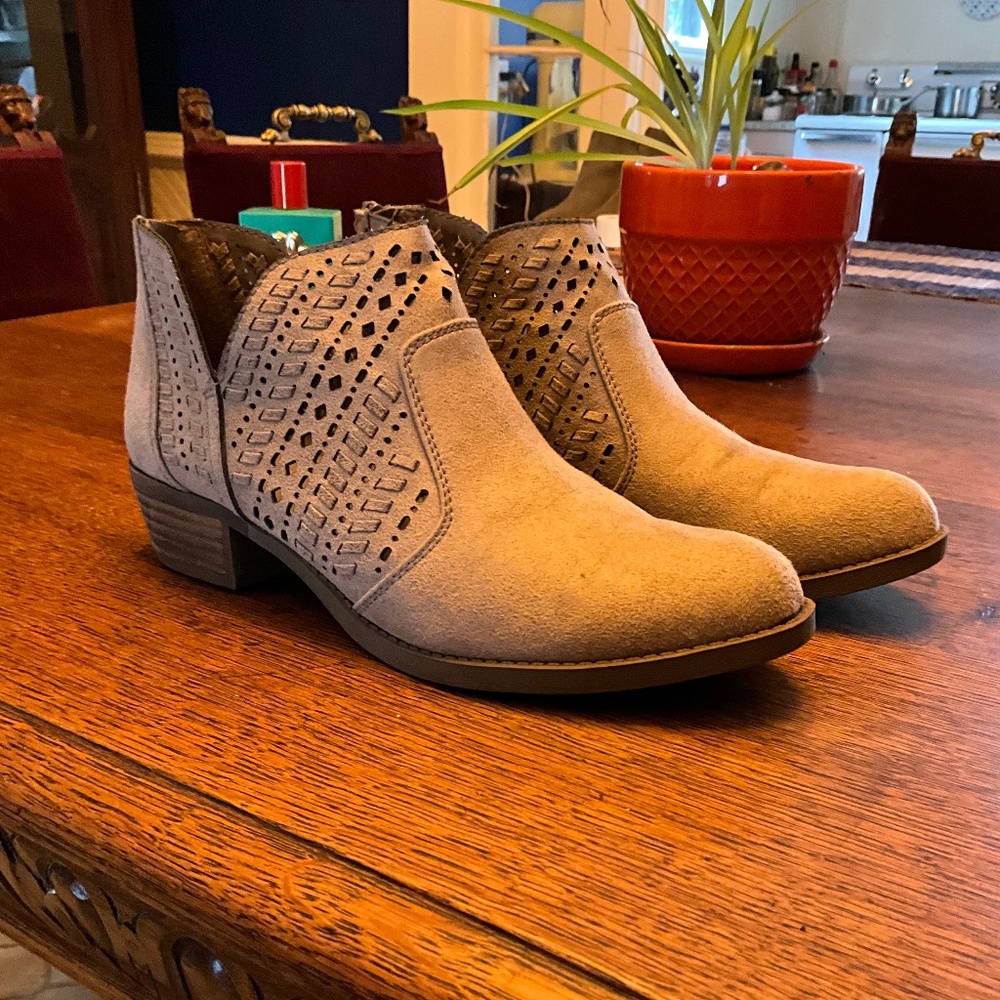 Carlos Santana women’s ankle boots size 7